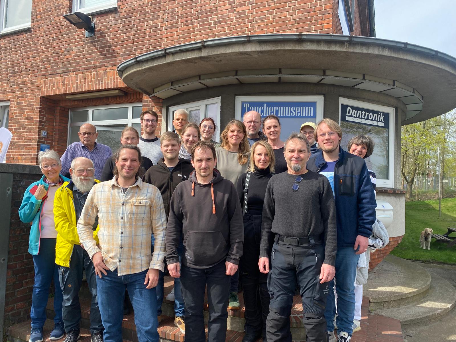 Gruppenbild vor dem Tauchermuseum