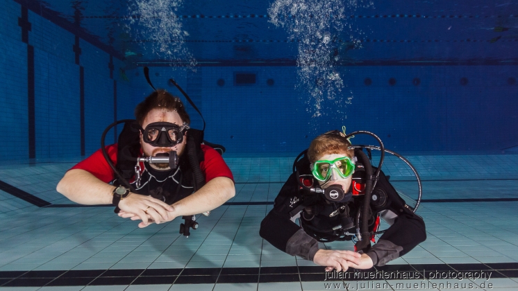 Taucher in der Schwimmhalle