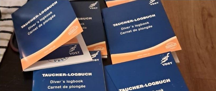 Mehrere Taucherlogbücher